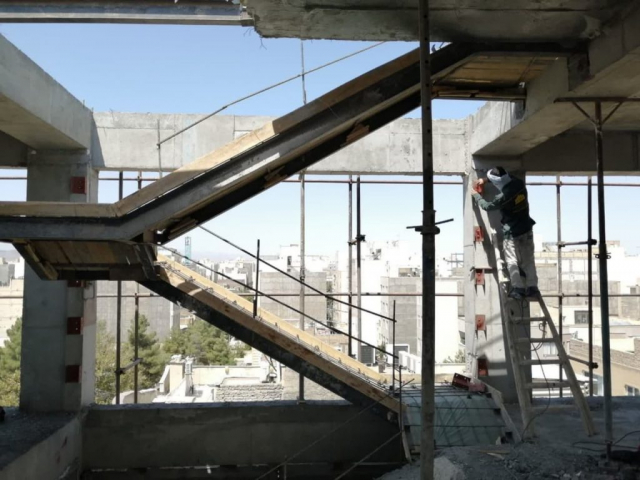 نصب متعلقات مهاربندی دیوار غیر باربر از جمله ناودانی منقطع، گیره و بست