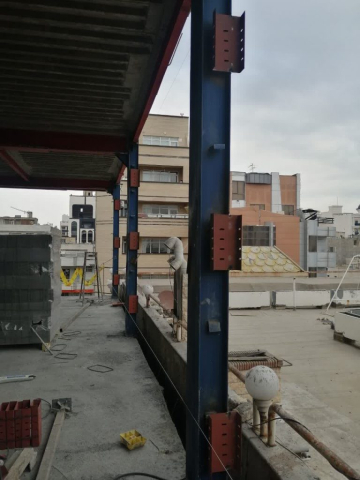 نصب ناودانی منقطع برای اجرای وال پست