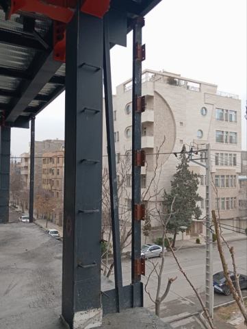نمای ساختمان هنگامی که ناودانی منطقع نصب شده است