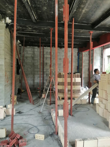 تصویری از فعالیت کارگران در ساختمان برای اجرای والپست در دیوارهای داخلی