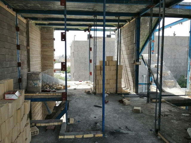 نمای داخلی ساختمان در حال ساخت که از والپست در دیوارهای غیرباربر استفاده کرده است.