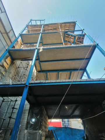 نمای ساختمان در حال ساخت که در آن از والپست در نما و دیوارهای غیرباربر استفاده شده است.