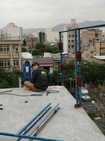 تصویری از کارگران شرکت اسپرلوس که در حال نصب تجهیزات والپست از جمله وادار و ناودانی منقطع هستند.