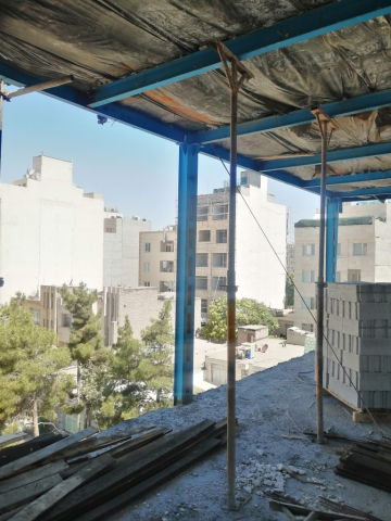 تصویر ساختمان در حال ساخت که از اتصالات والپست برای مقاوم‌سازی دیوار بهره گرفته است.