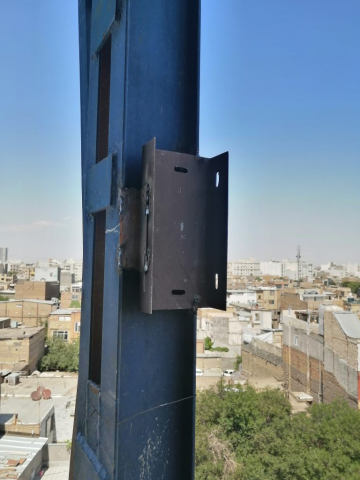 تصویری از ناودانی منقطع در اجرای والسپت در نمای ساختمان که به مقاوم سازی دیوارها کمک می‌کند.