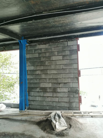اتصال دیوار غیرباربر به اسکلت موجب استحکام بیشتر و افزایش مقاومت دیوارهای داخلی میگردد.
