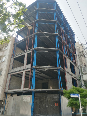 تصویری از اجرای والسپت در نمای ساختمان که به مقاوم سازی دیوارها کمک می‌کند.