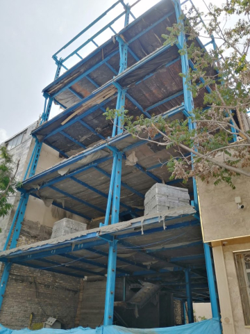 تصویری از نمای بیرونی ساختمان که از والپست در نما و دیوارهای غیرباربر استفاده کرده است.