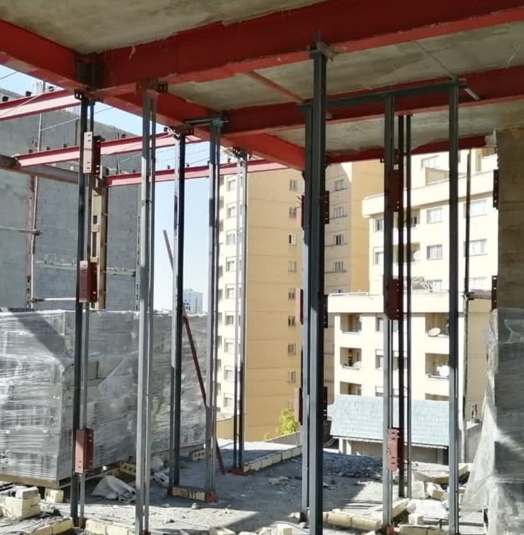 نمایی از اجرای والپست در دیوارهای غیرسازهای برای افزایش مقاومت در برابر نیروهای جانبی و جلوگیری از تخریب دیوار