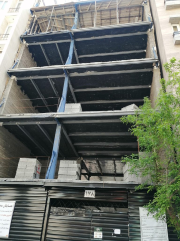 نمای ساختمان در حال ساخت که در آن از والپست در نما و دیوارهای غیرباربر استفاده شده است.