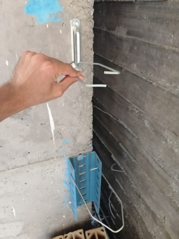 تصویر نصب گیره و قلاب که از ملزومات والپست می‌باشد.