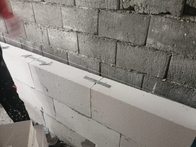 اجرای بست تخت در دیوار چینی ساختمان
