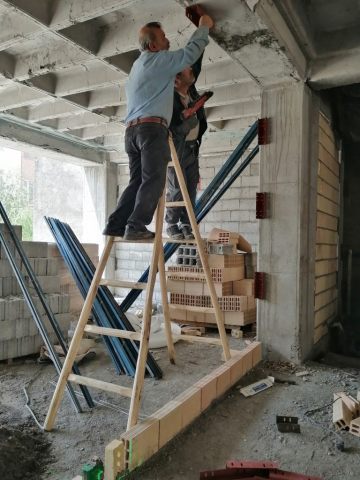 کارگران در حال نصب ناودانی منقطع
