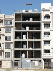 نمای ساختمان در حال ساخت که از والپست در نما و دیوارهای غیرباربر استفاده کرده است.