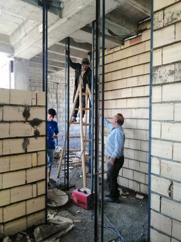 نصب اجزای والپست توسط کارگران